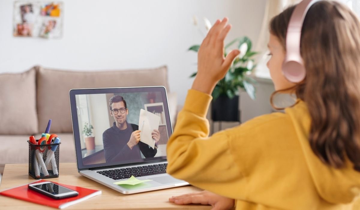 Spanish for kids and teens through safe and engaging live lessons